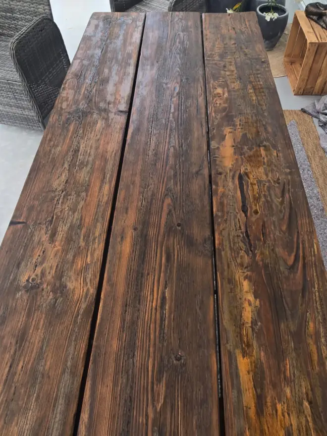 Nachher: Gartentisch aus Holz abgeschliffen und aufgefrischt, warmer Holzton