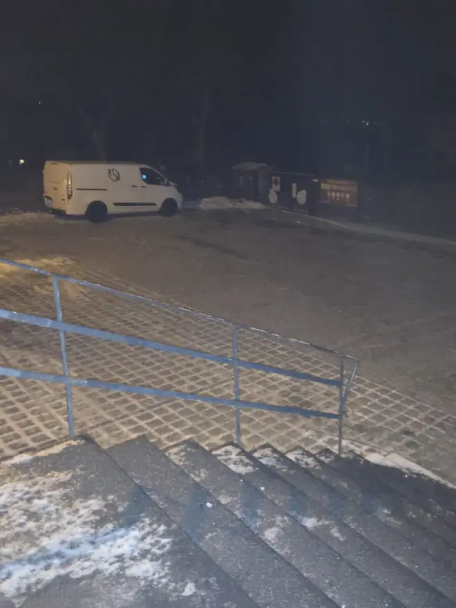 Nachher: dieselbe Treppe und der Parkplatz nachts geräumt
