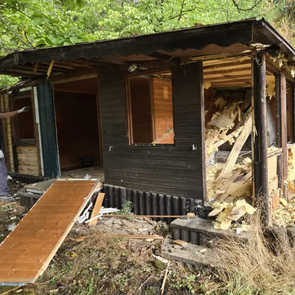 Gartenhaus während des Abrisses, Wände und Dämmung teilweise entfernt